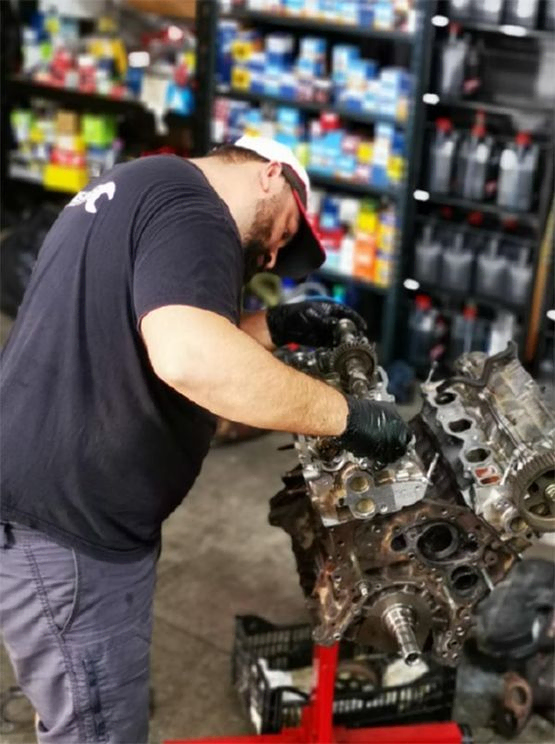 Insane Garage hombre reparando motor